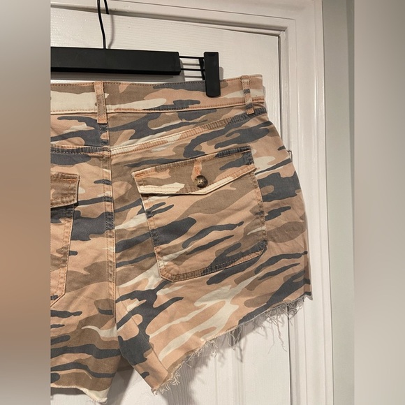 Express Size 12 Shortie Mid Rise Stretch Punk Gray Camo Cut Off Cargo Shorts - Picture 5 of 12